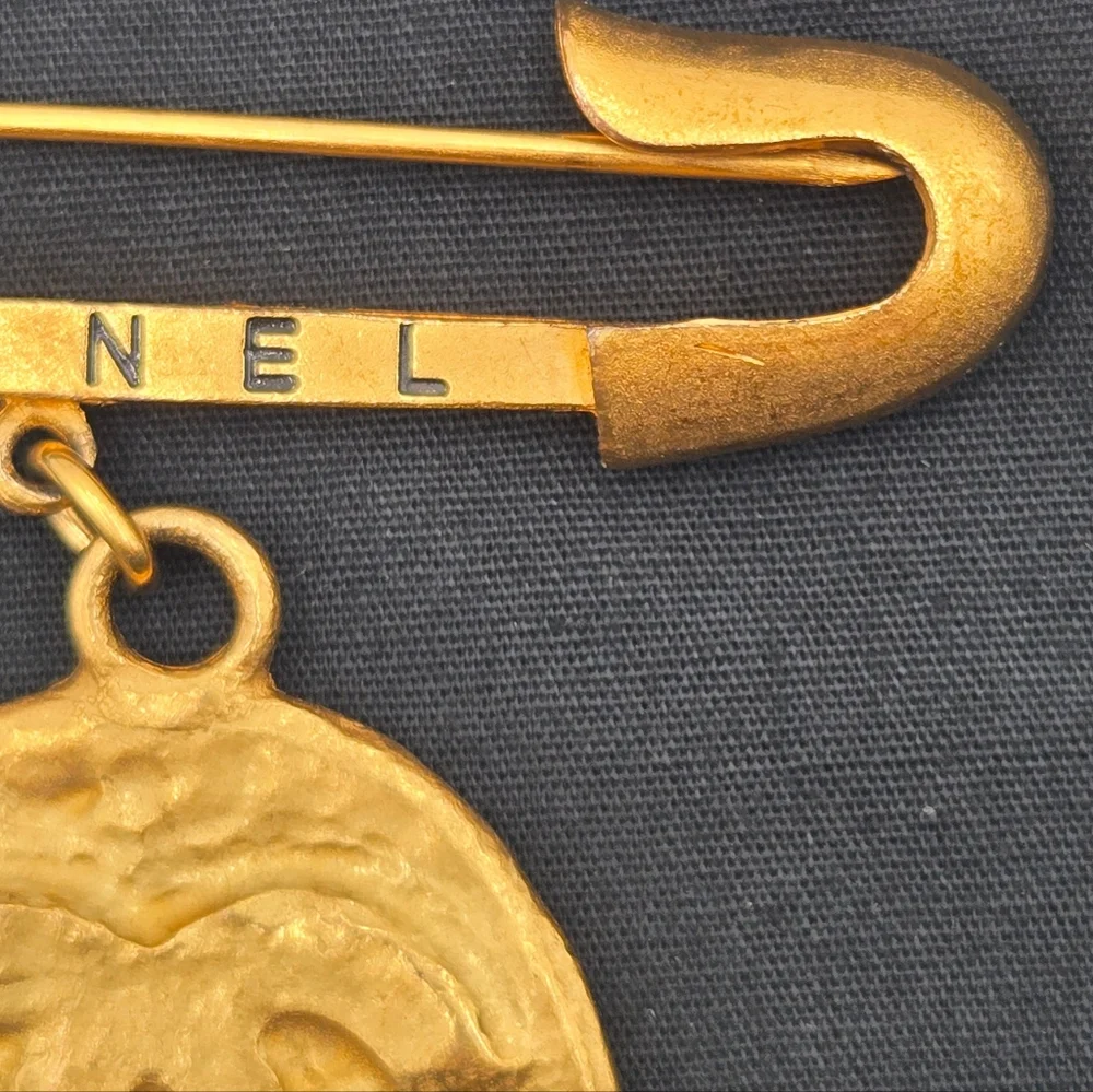 #25 Chanel Preloved CC Gold Medallion Brooch - Picture 13 of 16